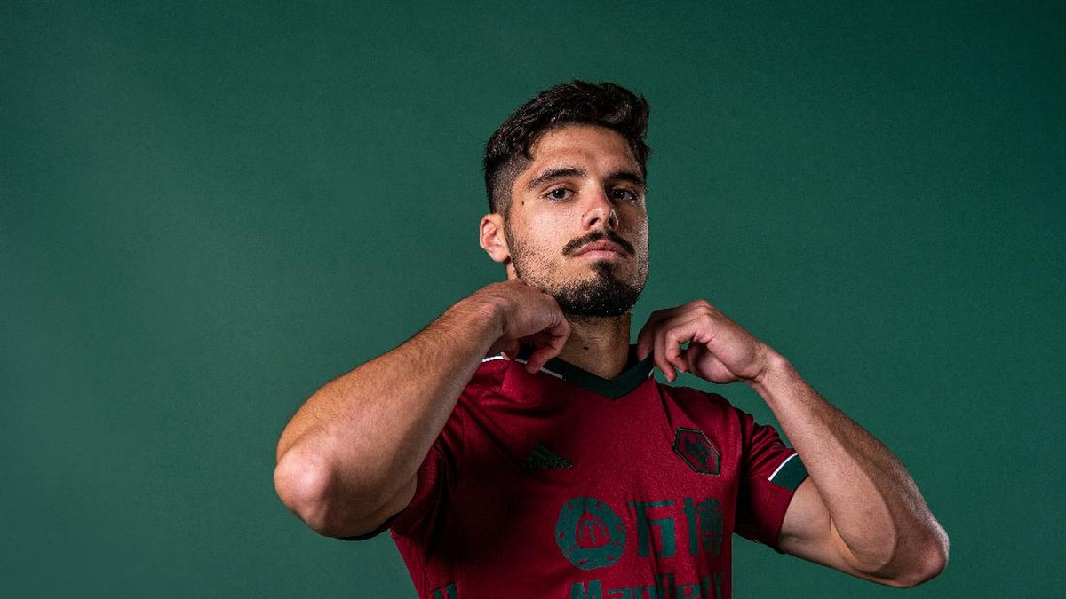 Jersey ketiga Wolverhampton mirip Timnas Portugal (Twitter @wolves)