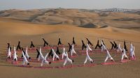 Sensasi Yoga di Tengah Gurun Pasir