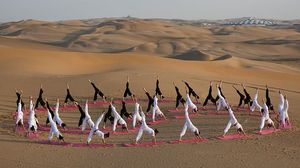 Sensasi Yoga di Tengah Gurun Pasir