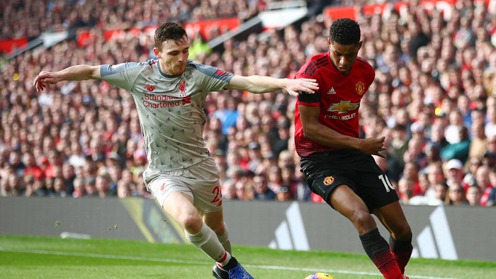 MANCHESTER, ENGLAND - FEBRUARY 24:  Marcus Rashford of Manchester United battles for possession with Andy Robertson of Liverpool during the Premier League match between Manchester United and Liverpool FC at Old Trafford on February 24, 2019 in Manchester, United Kingdom.  (Photo by Clive Brunskill/Getty Images)