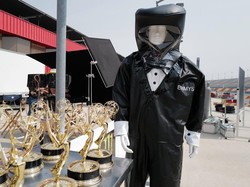Cegah COVID-19, Presenter Emmy Awards Wajib Pakai Baju Hazmat Bergaya Tuksedo