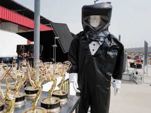 Cegah COVID-19, Presenter Emmy Awards Wajib Pakai Baju Hazmat Bergaya Tuksedo Cegah COVID-19, Presenter Emmy Awards Wajib Pakai Baju Hazmat Bergaya Tuksedo
