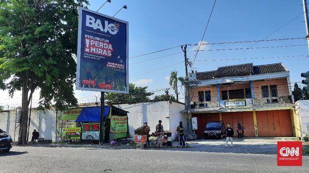 Penantang Gibran Rakabuming Raka di Pilkada Solo, yakni pasangan Bagyo Wahyono - FX Supardjo (Bajo) sudah mulai memasang baliho.