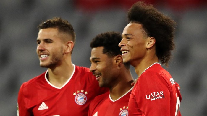 MUNICH, GERMANY - SEPTEMBER 18:  Serge Gnabry of Bayern Munich celebrates scoring his teams fourth goal of the game with team mates Lucas Hernandez and Leroy Sane during the Bundesliga match between FC Bayern Muenchen and FC Schalke 04 at Allianz Arena on September 18, 2020 in Munich, Germany. Fans are set to return to Bundesliga stadiums in Germany despite to the ongoing Coronavirus Pandemic. Up to 20% of stadiums capacity are allowed to be filled. Final decisions are left to local health authorities and are subject to clubs hygiene concepts and the infection numbers in the corresponding region. The match in Munich is played behind closed doors due to the high number of new Covid-19 cases in the city of Munich. (Photo by Alexander Hassenstein/Getty Images)