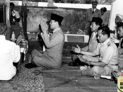 Saat Bung Karno Terpekur Berdoa di Depan Pusara Pendekar Jepara