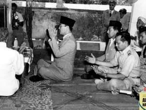 Saat Bung Karno Terpekur Berdoa di Depan Pusara Pendekar Jepara Saat Bung Karno Terpekur Berdoa di Depan Pusara Pendekar Jepara