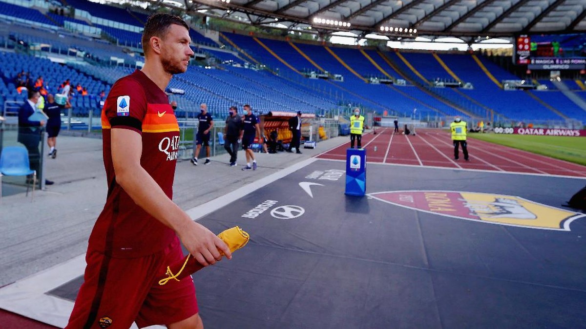 Striker AS Roma, Edin Dzeko, sudah sembuh dari virus corona (Foto: Getty Images/Paolo Bruno)