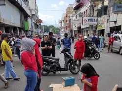 Ditutup Akibat COVID-19, Emak-emak Bandung Malah Bancakan di Tengah Jalan