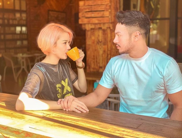 https://www.instagram.com/darathevirgin/ Dara dan Tyo diketahui mengenakan cincin di jari manis masing-masing. Warganet pun dibuat makin penasaran dengan status hubungan keduanya.