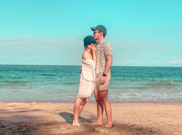 https://www.instagram.com/darathevirgin/ Menetap di Bali membuat Dara dan Tyo cukup sering menghabiskan waktu di pantai.