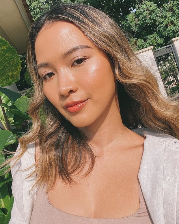 https://www.instagram.com/sararobert/ Beauty influencer Sara Robert tampak manis serta seksi dengan kulit sawo matang yang dimilikinya.
