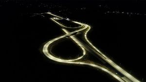 Indahnya Tol Balikpapan-Samarinda Bermandi Cahaya