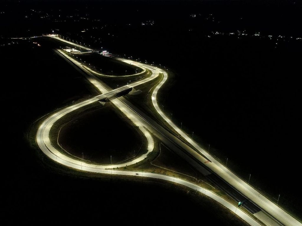 Indahnya Tol Balikpapan-Samarinda Bermandi Cahaya Indahnya Tol Balikpapan-Samarinda Bermandi Cahaya