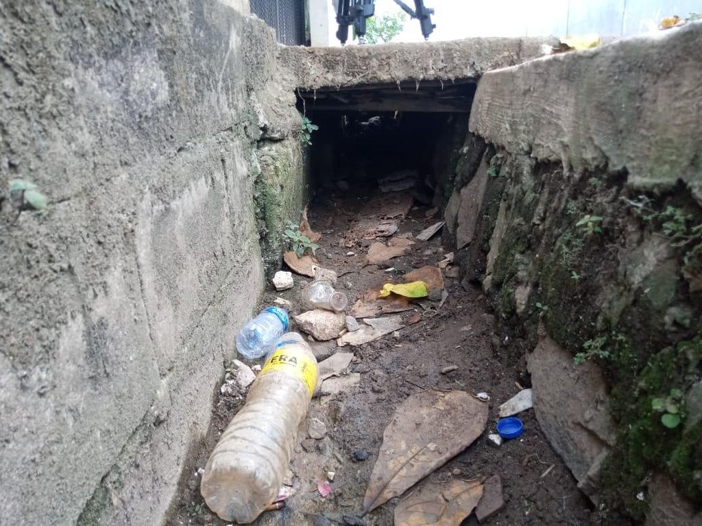 Warga Sempat Lihat Baju-Celana di Gorong-gorong Jalur Napi WN China Kabur Warga Sempat Lihat Baju-Celana di Gorong-gorong Jalur Napi WN China Kabur