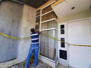 Digerebek Usai Gali Kuburan, Sejoli Pemutilasi Sempat Kabur ke Atap Rumah Digerebek Usai Gali Kuburan, Sejoli Pemutilasi Sempat Kabur ke Atap Rumah