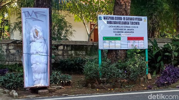 Hiii... Ada Instalasi Peti Mati Waspada COVID-19 di Jagakarsa