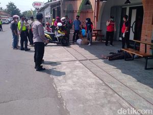 Pingsan di Depan Toko, Kakek di Tasikmalaya Dievakuasi Petugas Ber-APD