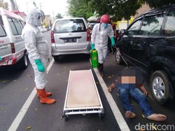 Turun dari Mobil Lalu Meninggal, Pria di Blitar Dievakuasi Petugas Ber-APD