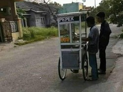 Netizen Langsung Mikir Ngeres Gegara Tulisan di Gerobak Pempek Typo