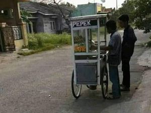 Netizen Langsung Mikir Ngeres Gegara Tulisan di Gerobak Pempek Typo Netizen Langsung Mikir Ngeres Gegara Tulisan di Gerobak Pempek Typo