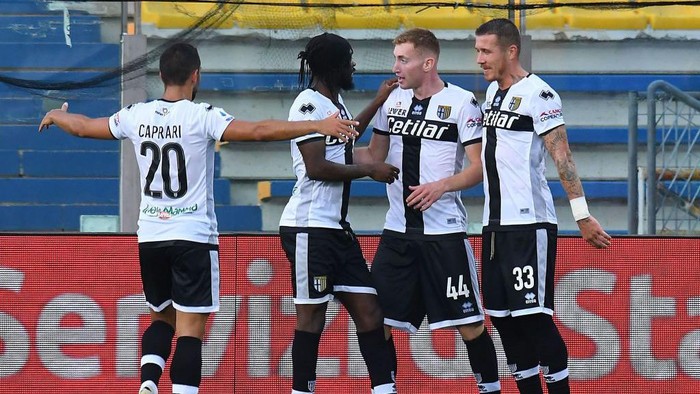 PARMA, ITALY - JULY 28: Dejan Kulusevski of Parma Calcio  celebrates after scoring the opening goal with teammates during the Serie A match between Parma Calcio and Atalanta BC at Stadio Ennio Tardini on July 28, 2020 in Parma, Italy. (Photo by Alessandro Sabattini/Getty Images)