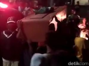 Jenazah 5 ABK di Freezer KM Starindo Dimakamkan di Pekalongan