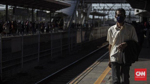 Penumpang KRL Commuter Line di Stasiun Tanah Abang, Jakarta, Sabtu, 19 September 2020. PT Kereta Commuter Indonesia (KCI) akan menyesuaikan jam operasional KRL Commuter Line mulai Sabtu (19/9), hal itu dilakukan sehubungan dengan pemberlakuan PSBB di DKI Jakarta. KRL akan beroperasi mulai pukul 04.00 hingga pukul 20.00 WIB, dengan kereta pemberangkatan pertama memasuki wilayah DKI Jakarta sekitar pukul 05:00 WIB dan kereta-kereta terakhir meninggalkan wilayah DKI Jakarta sekitar pukul 19:00 WIB. CNN Indonesia/Bisma Septalisma