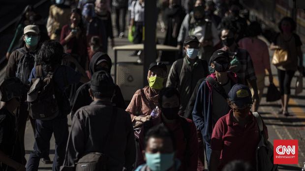 KRL Commuter Line passengers at Tanah Abang Station, Jakarta, Saturday September 19, 2020. PT Kereta Commuter Indonesia (KCI) will adjust the operating hours of the KRL Commuter Line from Saturday (9/19), this will be does in connection with the implementation of the PSBB in DKI Jakarta.  The KRL will operate from 4 a.m.  CNN Indonesia / Bisma Septalisma