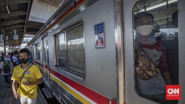 Penumpang KRL Commuter Line di Stasiun Tanah Abang, Jakarta, Sabtu, 19 September 2020. PT Kereta Commuter Indonesia (KCI) akan menyesuaikan jam operasional KRL Commuter Line mulai Sabtu (19/9), hal itu dilakukan sehubungan dengan pemberlakuan PSBB di DKI Jakarta. KRL akan beroperasi mulai pukul 04.00 hingga pukul 20.00 WIB, dengan kereta pemberangkatan pertama memasuki wilayah DKI Jakarta sekitar pukul 05:00 WIB dan kereta-kereta terakhir meninggalkan wilayah DKI Jakarta sekitar pukul 19:00 WIB. CNN Indonesia/Bisma Septalisma