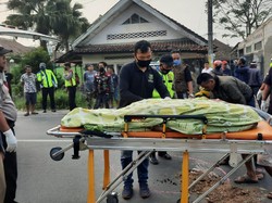 Terpental Usai Ditabrak Ambulans, Pemotor di Sukabumi Tewas