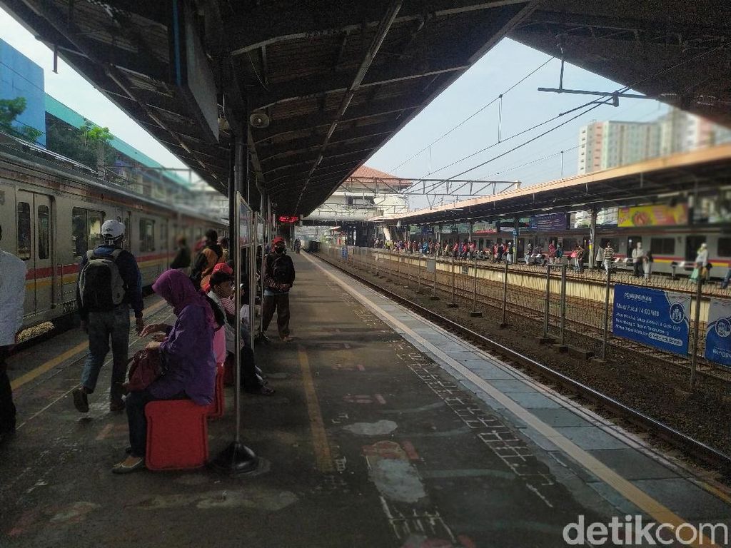 Sepekan PSBB Ketat DKI, Jumlah Penumpang KRL Turun Hingga 21% Sepekan PSBB Ketat DKI, Jumlah Penumpang KRL Turun Hingga 21%