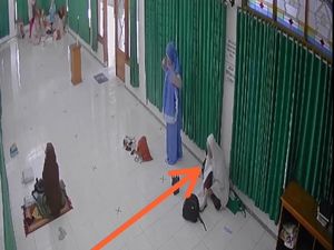 Aksi Perempuan Curi Ponsel dalam Masjid di Cianjur Terekam CCTV