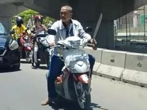 Aksi Mengerikan Daeng Ngalle Bawa Parang di Jalanan Makassar