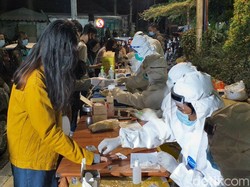 Risma Rapid Test Ratusan Warga Malam Mingguan, Hasilnya 19 Orang Reaktif