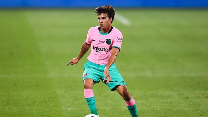 BARCELONA, SPAIN - SEPTEMBER 16: Riqui Puig of FC Barcelona runs with the ball during the during the pre-season friendly match between FC Barcelona and Girona at Estadi Johan Cruyff on September 16, 2020 in Barcelona, Spain. (Photo by David Ramos/Getty Images)
