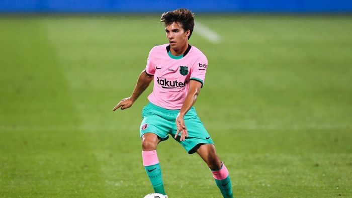 Riqui Puig BARCELONA, SPAIN - SEPTEMBER 16: Riqui Puig of FC Barcelona runs with the ball during the during the pre-season friendly match between FC Barcelona and Girona at Estadi Johan Cruyff on September 16, 2020 in Barcelona, Spain. (Photo by David Ramos/Getty Images)