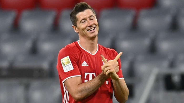 Bayern Munichs Polish forward Robert Lewandowski celebrates scoring the third goal from the penalty spot during the German first division Bundesliga football match FC Bayern Munich v Schalke 04 in Munich, southern Germany on September 18, 2020. (Photo by CHRISTOF STACHE / AFP) / DFL REGULATIONS PROHIBIT ANY USE OF PHOTOGRAPHS AS IMAGE SEQUENCES AND/OR QUASI-VIDEO