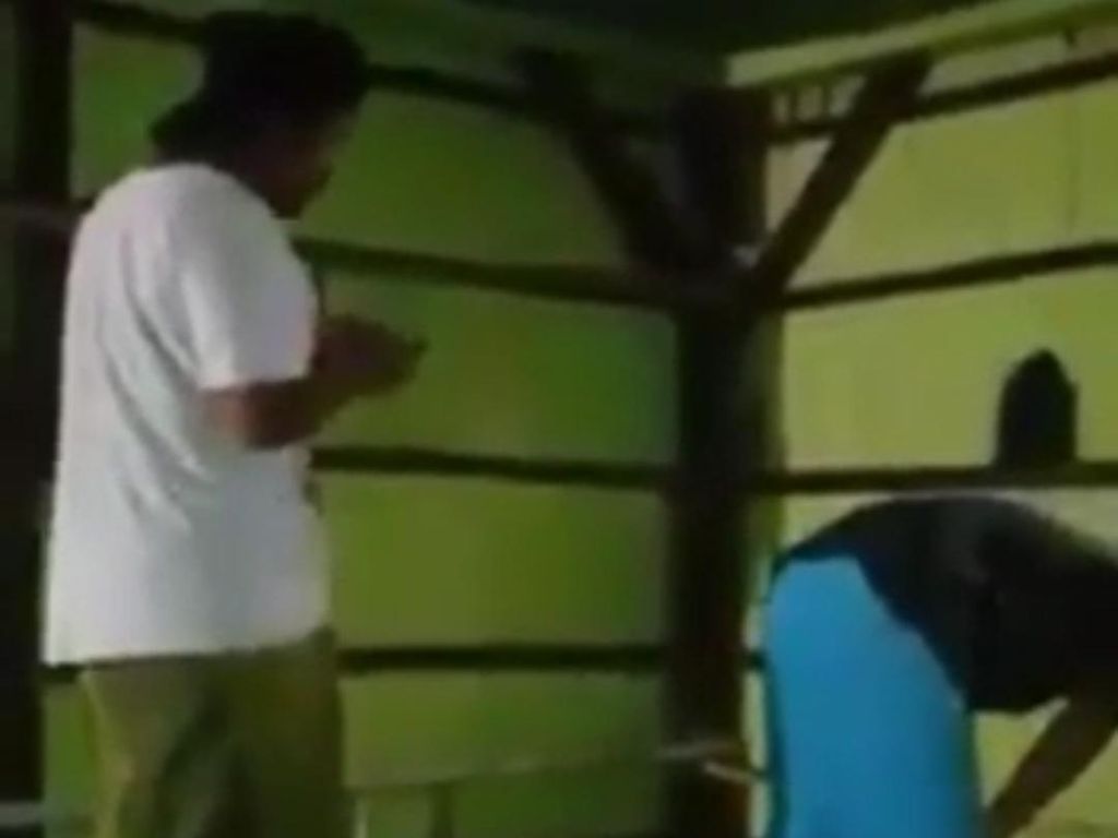 Video: Viral Aksi Pria di Sampang Salat Berjamaah Sambil Main HP Video: Viral Aksi Pria di Sampang Salat Berjamaah Sambil Main HP
