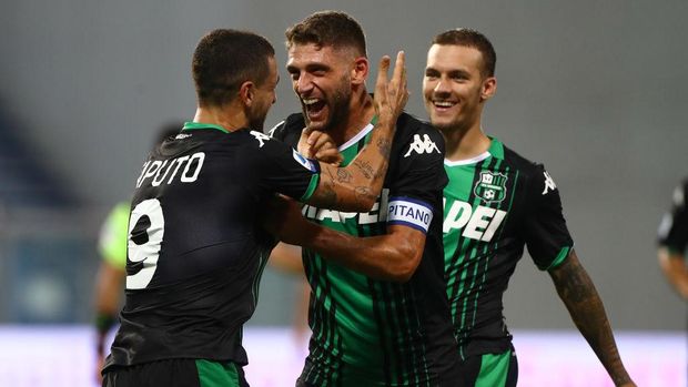 REGGIO NELL'EMILIA, ITALY - JULY 29:  Francesco Caputo (L) of US Sassuolo celebrates his goal with his team-mate Domenico Berardi (C) during the Serie A match between US Sassuolo and Genoa CFC at Mapei Stadium - Citta del Tricolore on July 29, 2020 in Reggio nell'Emilia, Italy.  (Photo by Marco Luzzani/Getty Images)
