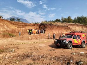 Mayat Pria Ditemukan Tertimbun Longsoran Bekas Tambang Pasir di Bandung