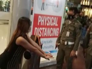 Ngemal Tak Pakai Masker, Wanita Dihukum dan Jadi Tontonan Petugas