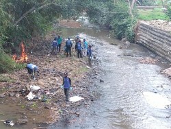 Video Warga Gotong-royong Bersihkan Sungai Cipalih