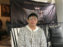 Adjie Notonegoro Bagi Rezeki ke Tukang Becak hingga Pemulung