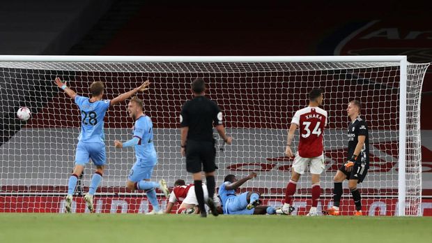 LONDON, ENGLAND - SEPTEMBER 19: Tomas Soucek and Jarrod Bowen of West Ham United celebrate as Michail Antonio of West Ham United scores their team's first goal during the Premier League match between Arsenal and West Ham United at Emirates Stadium on September 19, 2020 in London, England. (Photo by Ian Walton - Pool/Getty Images)