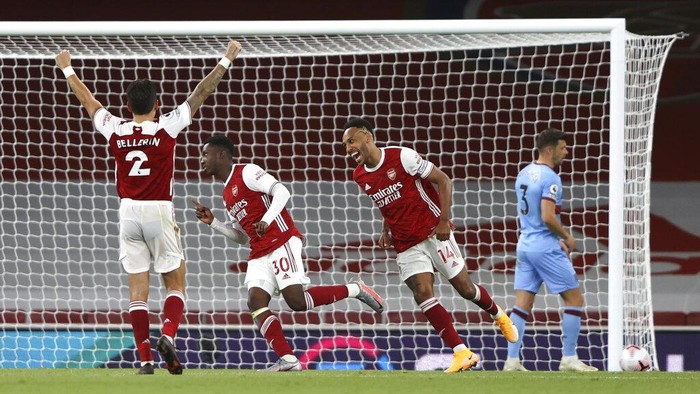 Arsenals Eddie Nketiah, second left, scores his sides second goal during the English Premier League soccer match between Arsenal and West Ham at the Emirates Stadium in London, England, Saturday, Sept. 19, 2020. (AP Photo/Ian Walton, Pool)