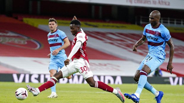 Arsenal's Eddie Nketiah scores his side's second goal during the English Premier League soccer match between Arsenal and West Ham at the Emirates Stadium in London, England, Saturday, Sept. 19, 2020. (Will Oliver/Pool via AP)