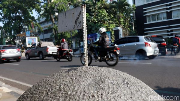 Bendera di Batu Granit Jalan Asia Afrika Bercopotan