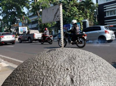 Bendera di Batu Granit Jalan Asia Afrika Bercopotan
