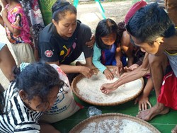 Waduh! Warga Sukaratu Cianjur Dapat Beras Bansos Bercampur Butiran Plastik