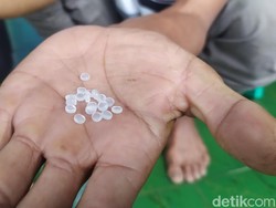 Petugas Cek Kesehatan Warga yang Sempat Konsumsi Beras Bercampur Plastik